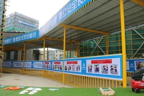 施工现场安全防护通道规定 施工现场人员进出的通道口应搭设安全防护棚